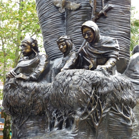 Statue de femmes dans les théiers